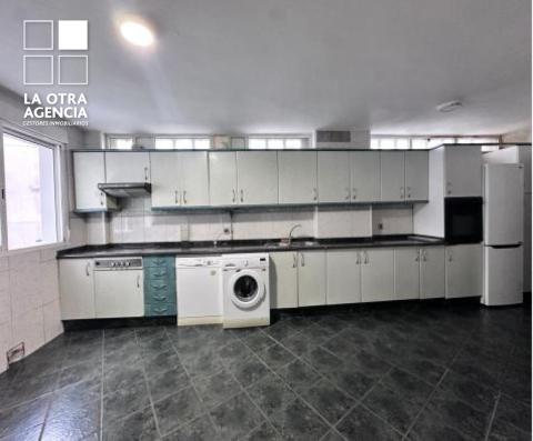 Amplio piso en venta en calle María Berdiales - Vigo